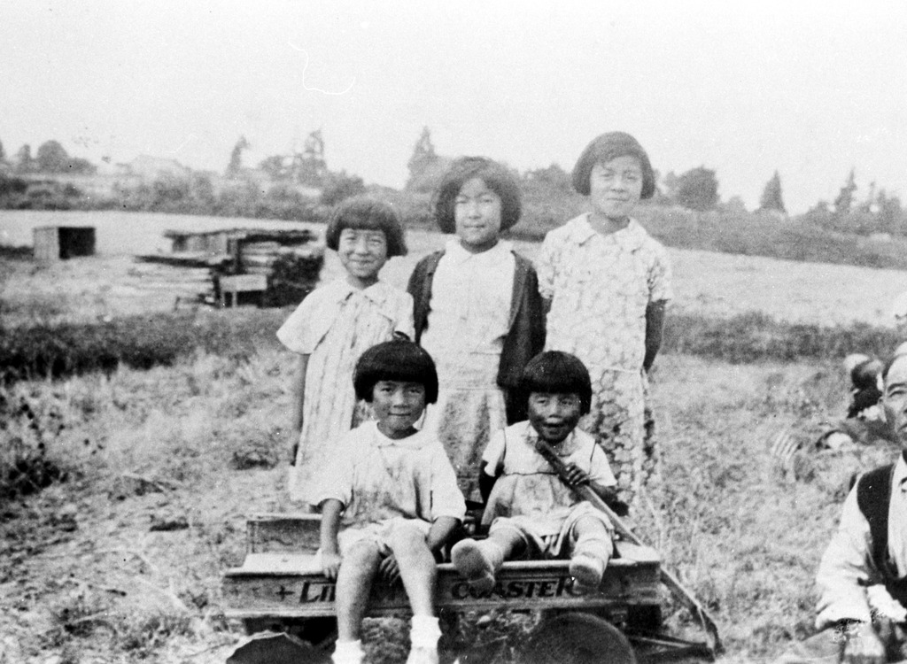 A photo of five Nikkei children at a farm in Bellevue, WA.